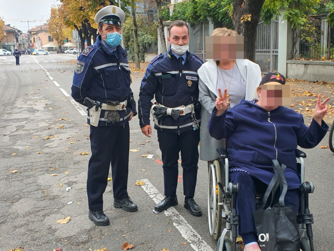 Madre e figlia si perdono sul mercato. Panico, arriva la Locale