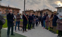 Inaugurato un nuovo giardino pubblico con la panchina rossa