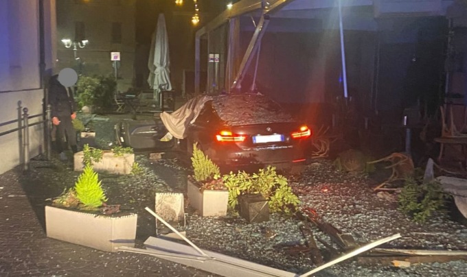 Inseguito dai carabinieri si schianta contro la gelateria Maccalli