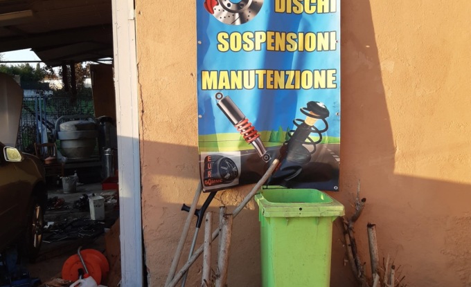 Riparava e smontava automobili abusivamente