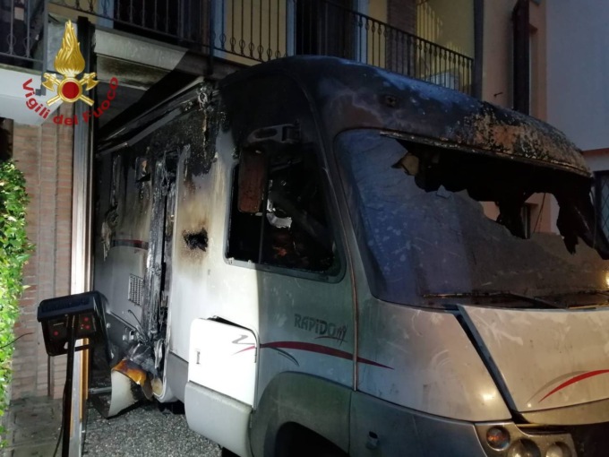 Scoppia l’incendio nel box, le fiamme divorano il camper