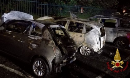 Tre auto parcheggiate completamente distrutte dalle fiamme