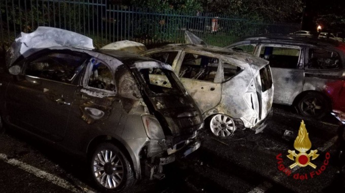 Tre auto parcheggiate completamente distrutte dalle fiamme