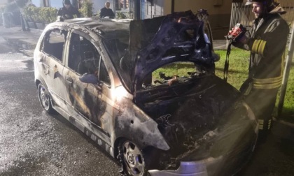 Auto in fiamme a Cascine San Pietro, paura per la bombola Gpl