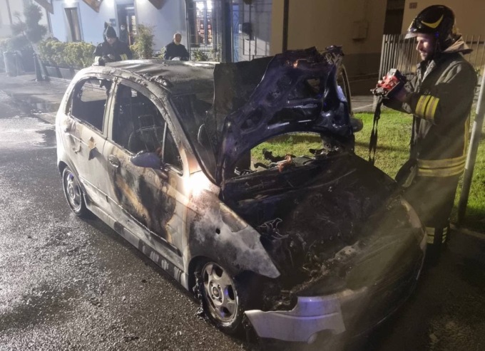 Auto in fiamme a Cascine San Pietro, paura per la bombola Gpl