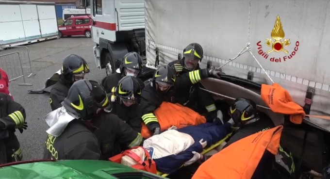 Le spettacolari immagini dei Vigili del fuoco al lavoro (per finta, stavolta)