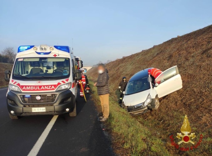 Due auto si tamponano, una esce di strada