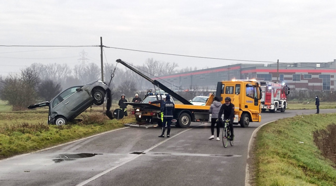 Finiscono fuoristrada con l’auto, madre e figlio in ospedale
