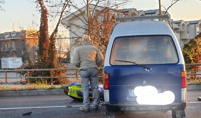Investita giovane motociclista, traffico ko sulla SS11
