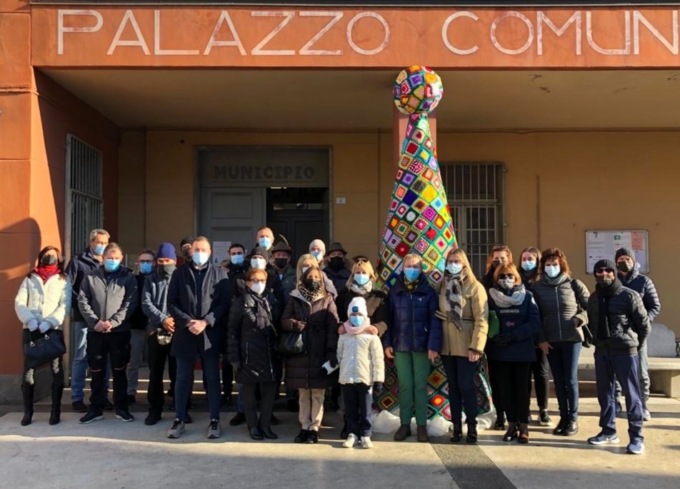 L’albero della solidarietà ricamato all’uncinetto dalle nonne