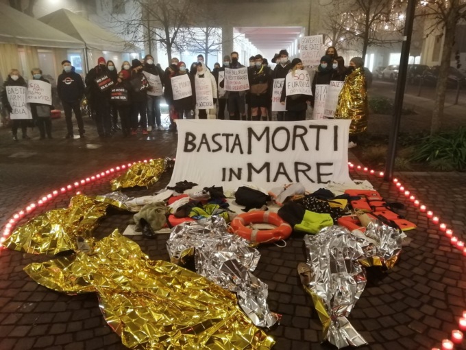 Un presidio per chiedere di porre fine alle tragedie del mare