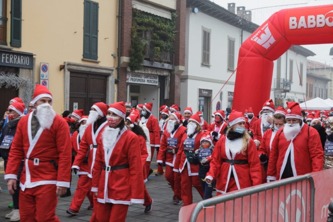 I Babbo Natale conquistano Rivolta: grande successo per la “Babborunning”