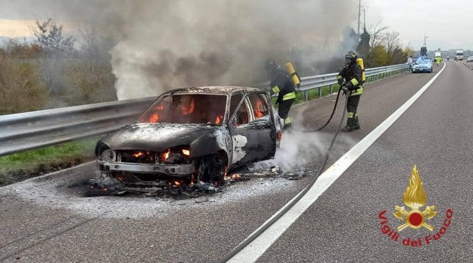 Auto prende fuoco su Brebemi