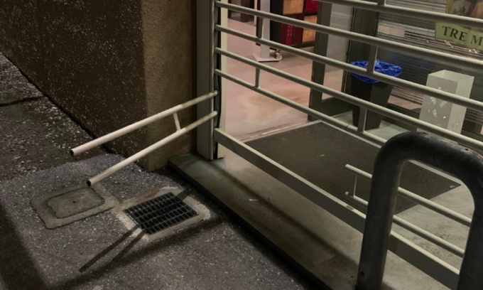 Ladri in tabaccheria, la titolare li mette in fuga