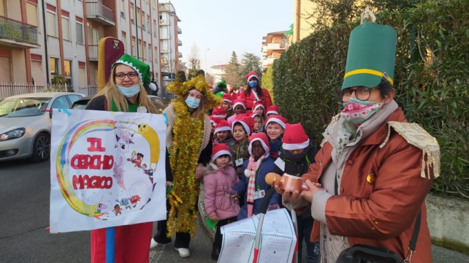 E’ Natale: per le strade l’allegria dei bambini di Marta e Cerchio Magico