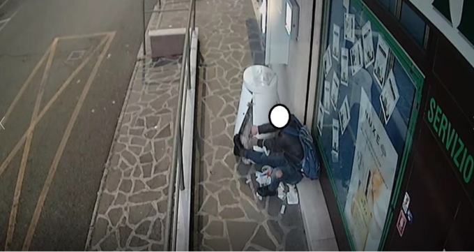 Ruba farmaci scaduti, denunciato