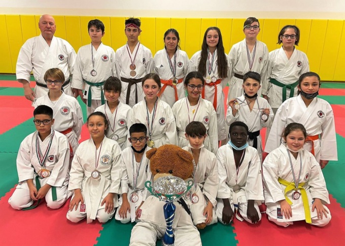 Medaglie a grappoli alla “Coppa di Natale 2021” per il Kun Shin Kan Karate