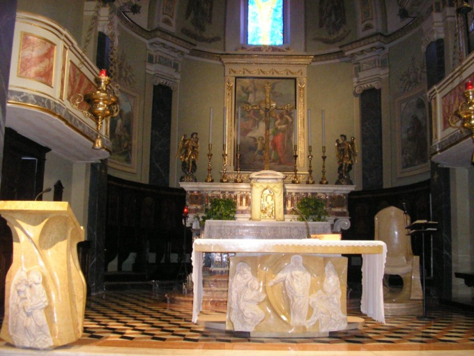 Ladri in chiesa, non riescono a forzare la cassetta delle offerte e allora rubano un rosario