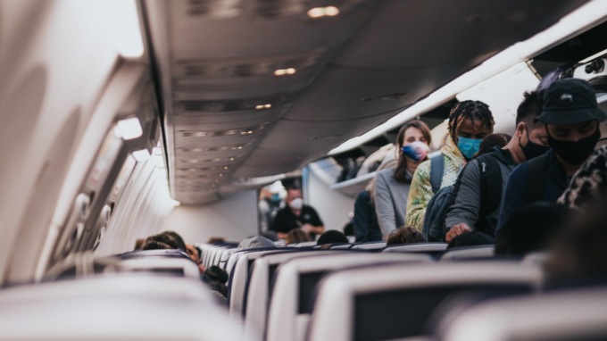 Il tampone positivo fa saltare il viaggio? Da Capodanno all’Epifania voli rimborsati