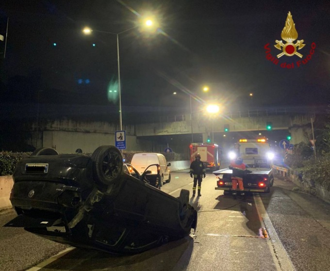Si ribalta con l’auto, ferita una ragazza di 19 anni