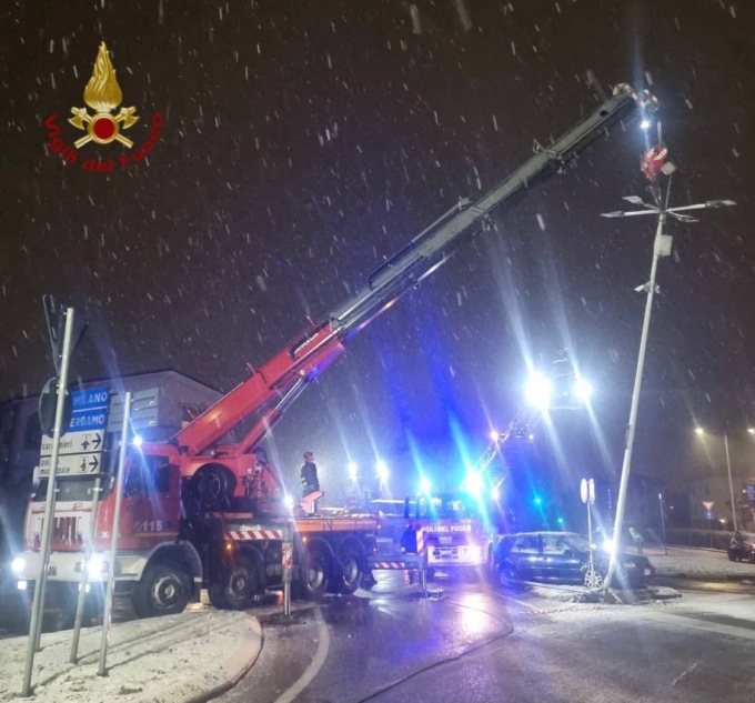 Incidente sulla rotonda, con l’auto abbatte il palo dei riflettori