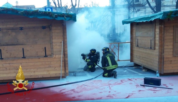 Incendio nella casetta di Natale, in fumo i libri per i ragazzi