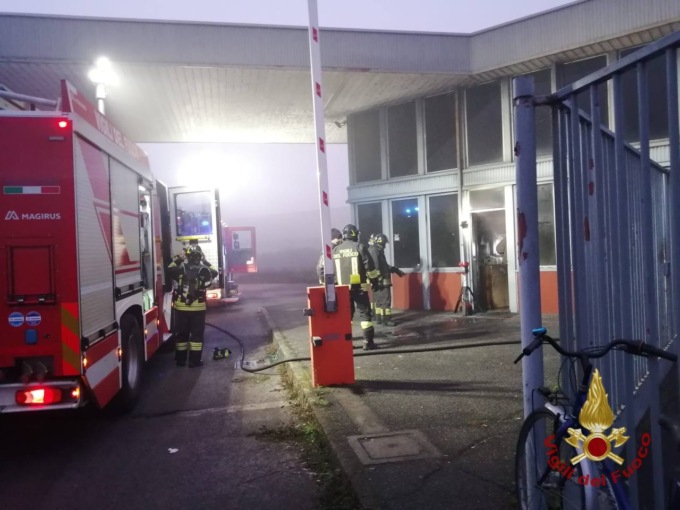 Fiamme in portineria, pompieri in azione in uno stabilimento di Cortenuova