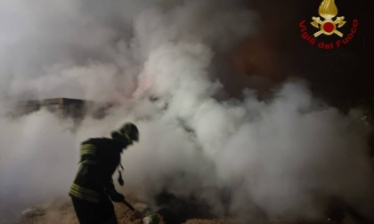 S'incendia un cassone, Vigili del fuoco in azione a Treviglio
