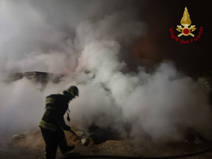 S’incendia un cassone, Vigili del fuoco in azione a Treviglio