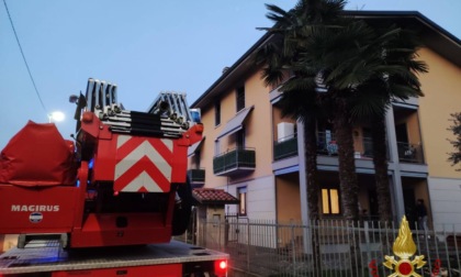 Fiamme dal sottotetto, arrivano i Vigili del fuoco