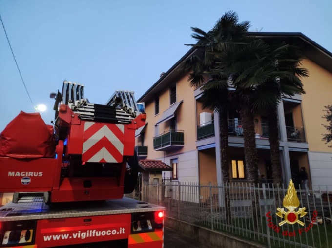 Fiamme dal sottotetto, arrivano i Vigili del fuoco