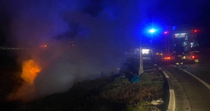 Auto esce di strada e prende fuoco: distrutta