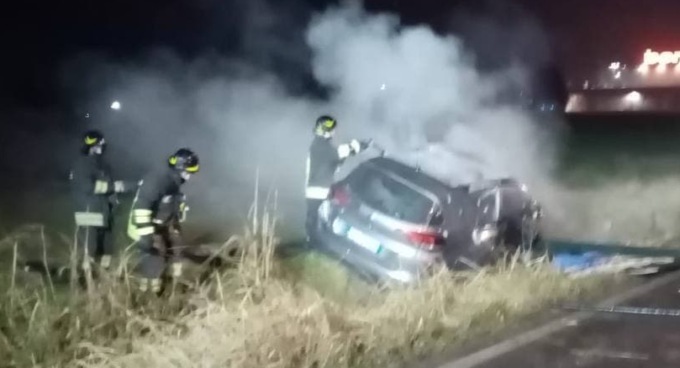 Romano, auto si schianta e prende fuoco: terrore per una famiglia la sera di Natale