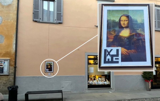 Blitz notturno: ignoti appendono quadri in centro con un simbolo misterioso: cos’è?