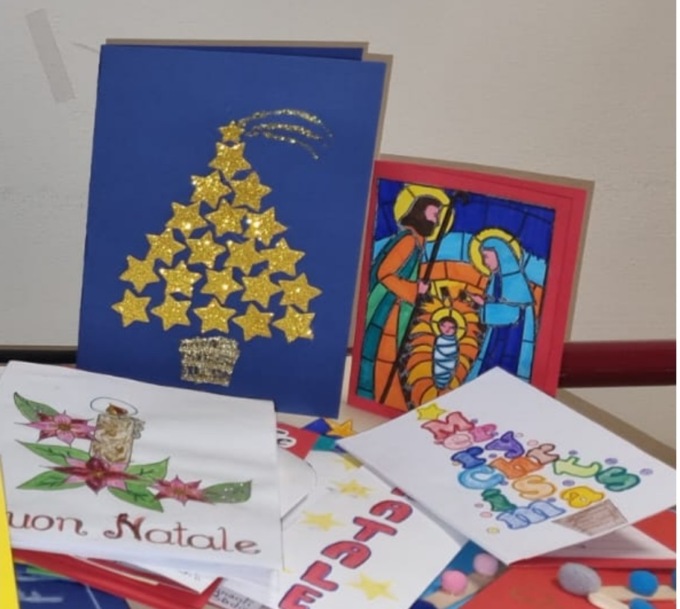Studenti regalano il Natale ai nonni della casa di riposo