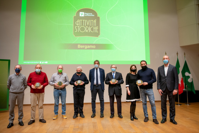 Negozi storici, tra le 11 attività bergamasche premiati anche il barbiere Marchesi e “Il saraceno”