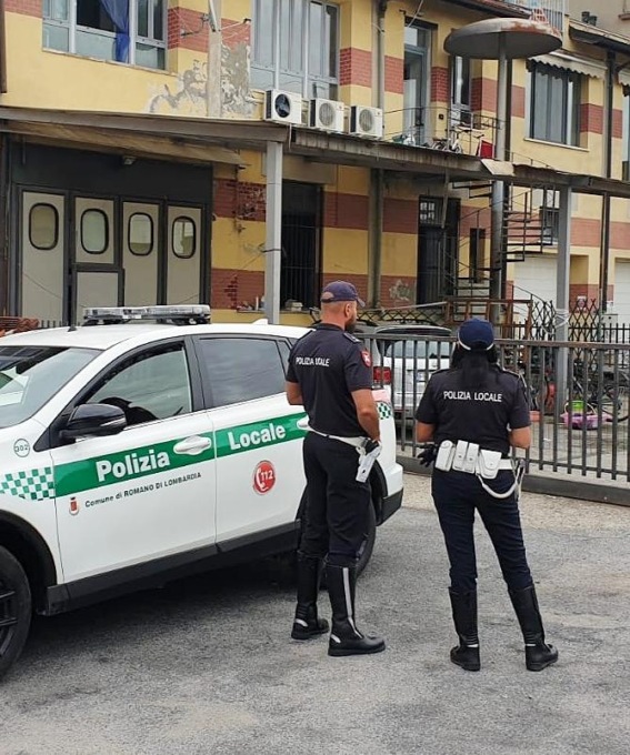 Premiati i due agenti minacciati da un folle ubriaco con un coltello