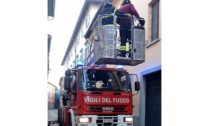 Tegole pericolanti, in via Fermo Stella arrivano i pompieri