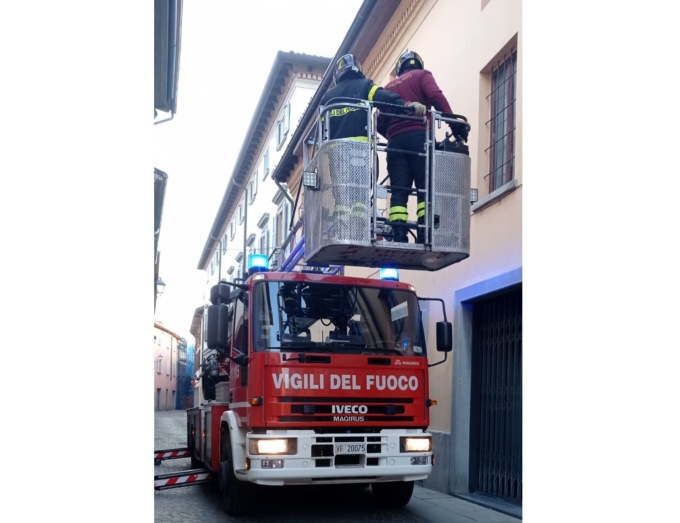 Tegole pericolanti, in via Fermo Stella arrivano i pompieri