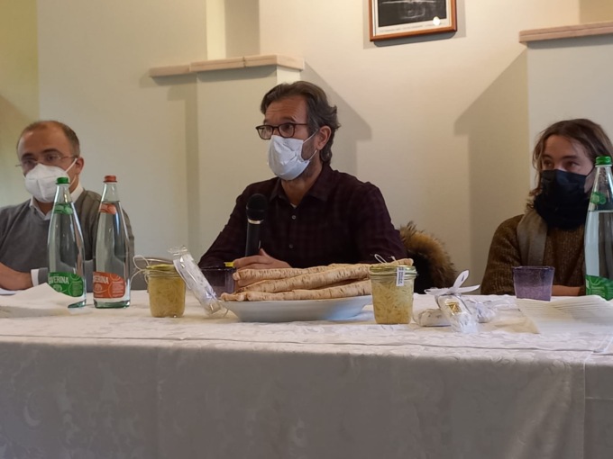 In cattedra sale Carlo Cracco (e assaggia la radice amara): studenti entusiasti a Soncino