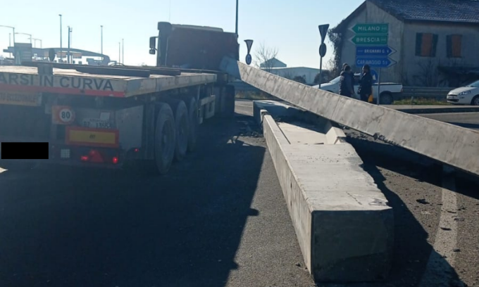 Trasporto eccezionale perde il carico alla rotonda del casello Brebemi