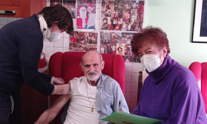 Terza dose a domicilio, il primo vaccinato è Vincenzo