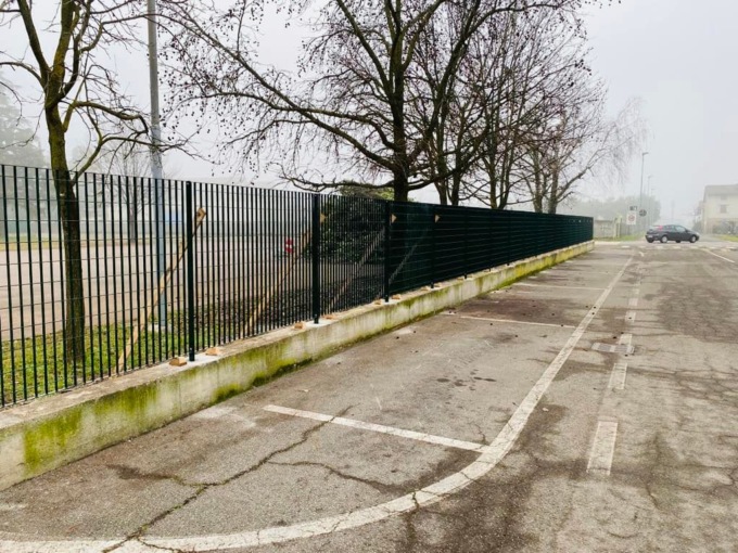 Panetto di hashish nascosto nella siepe del parco