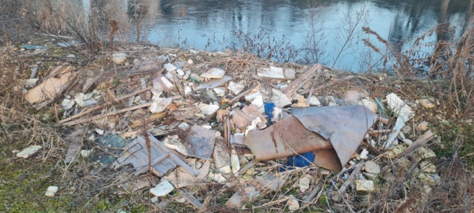 Rifiuti edilizi in riva al fiume, è caccia al responsabile