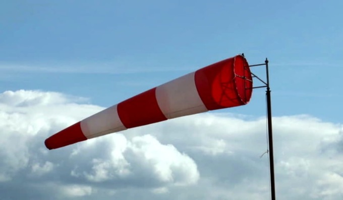 Il vento forte sferza il Nord: aerei in difficoltà