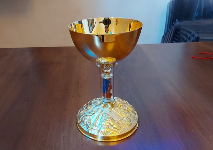 Ecco il nuovo calice artistico fuso con l’oro donato dai trevigliesi