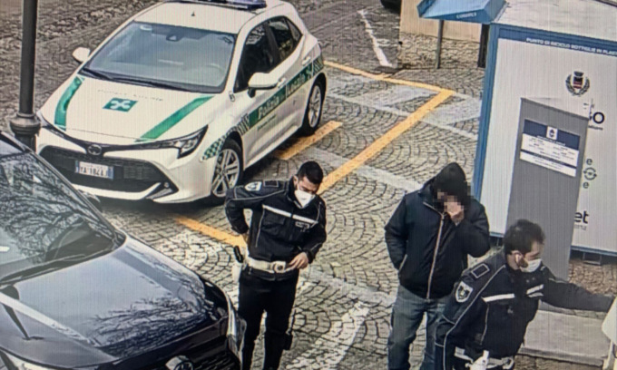 “Era solo un caffé corretto” disse l’automobilista. Ma la Polizia locale…