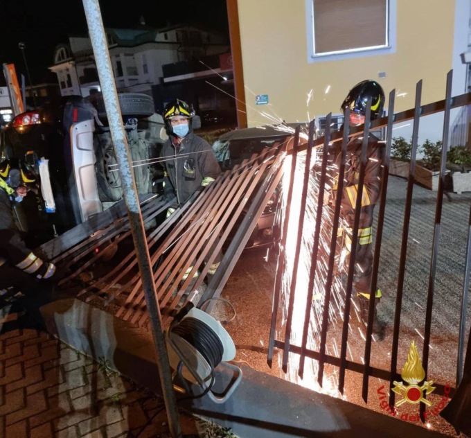 Incidente con ribaltamento in via Bergamo