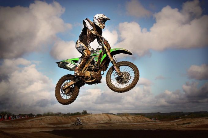 Cade dalla moto da enduro in pista, arriva l’elisoccorso