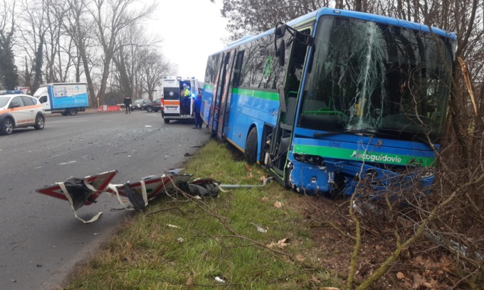 Paura sulla Rivoltana dopo un frontale tra auto e pullman di linea